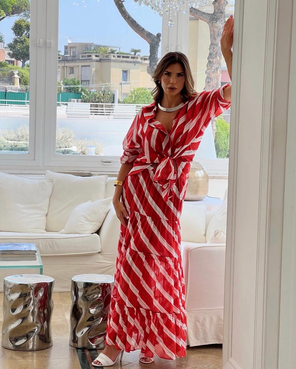 Claudia Galanti durante lo shooting moda Kiton