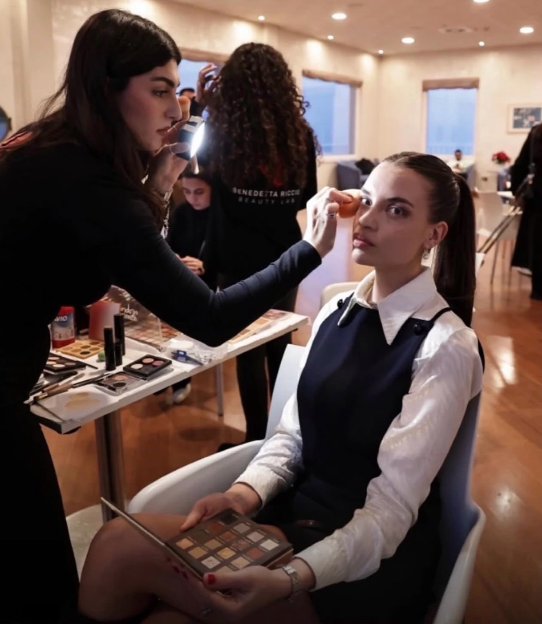 Maria Rosaria Ferrente al lavoro nel backstage di Sanremo 2024