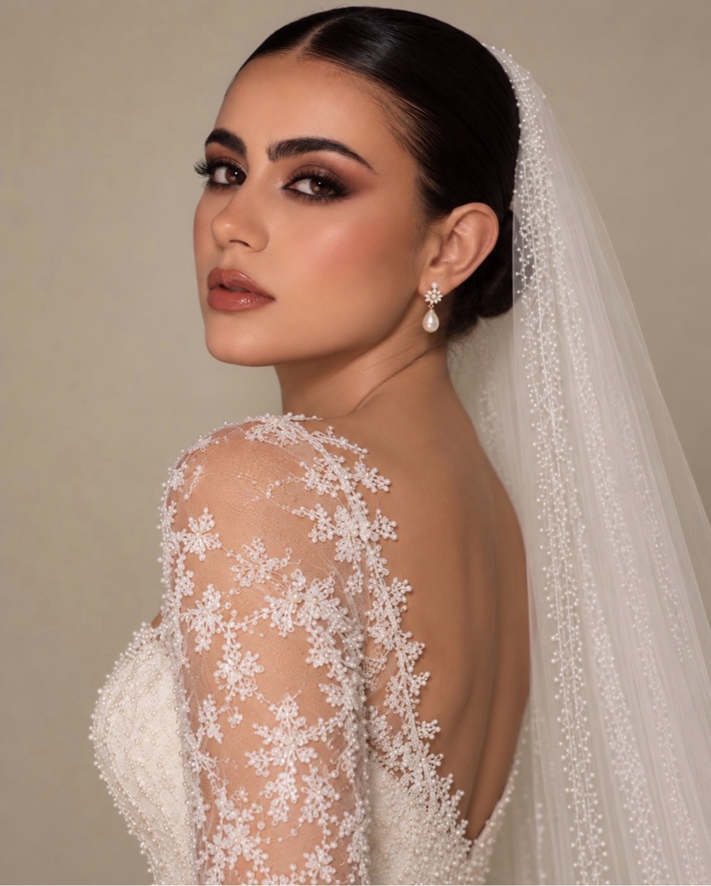 Sposa con make-up bridal caldo e luminoso, look sun kissed e labbra morbide